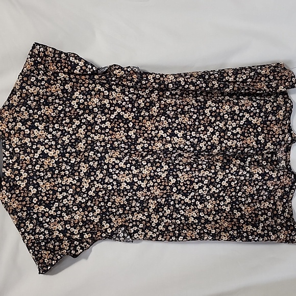 Floral Ruffle Sleeve Top - Picture 4 of 5